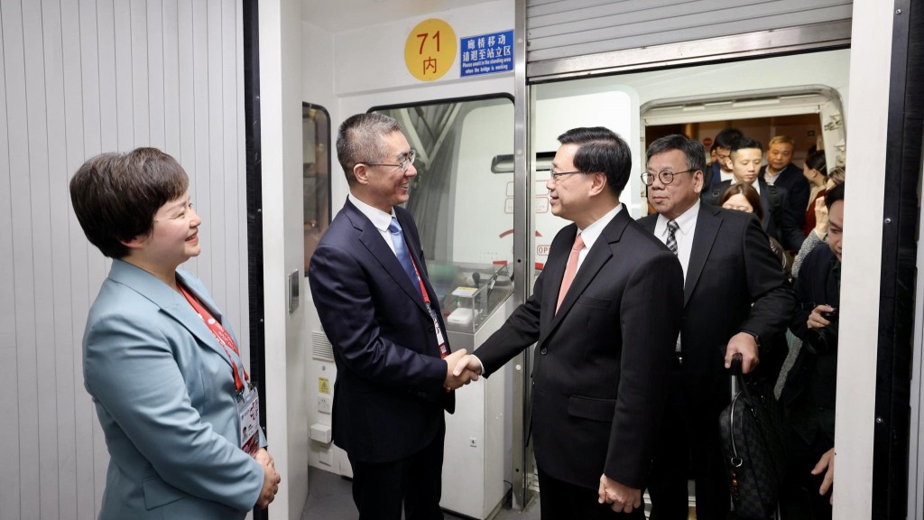 負責督導相關工作的丘應樺表示，上周出席「進博會」時，不少內地企業代表及省市官員主動表達興趣，涉及銀行及創科等行業。李家超FB圖片