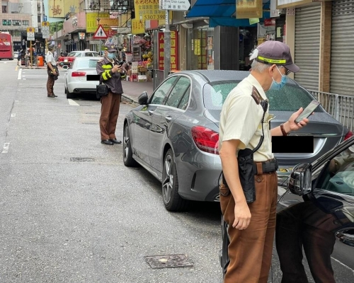 執法人員利用流動攝錄配合交通執法。警方圖片