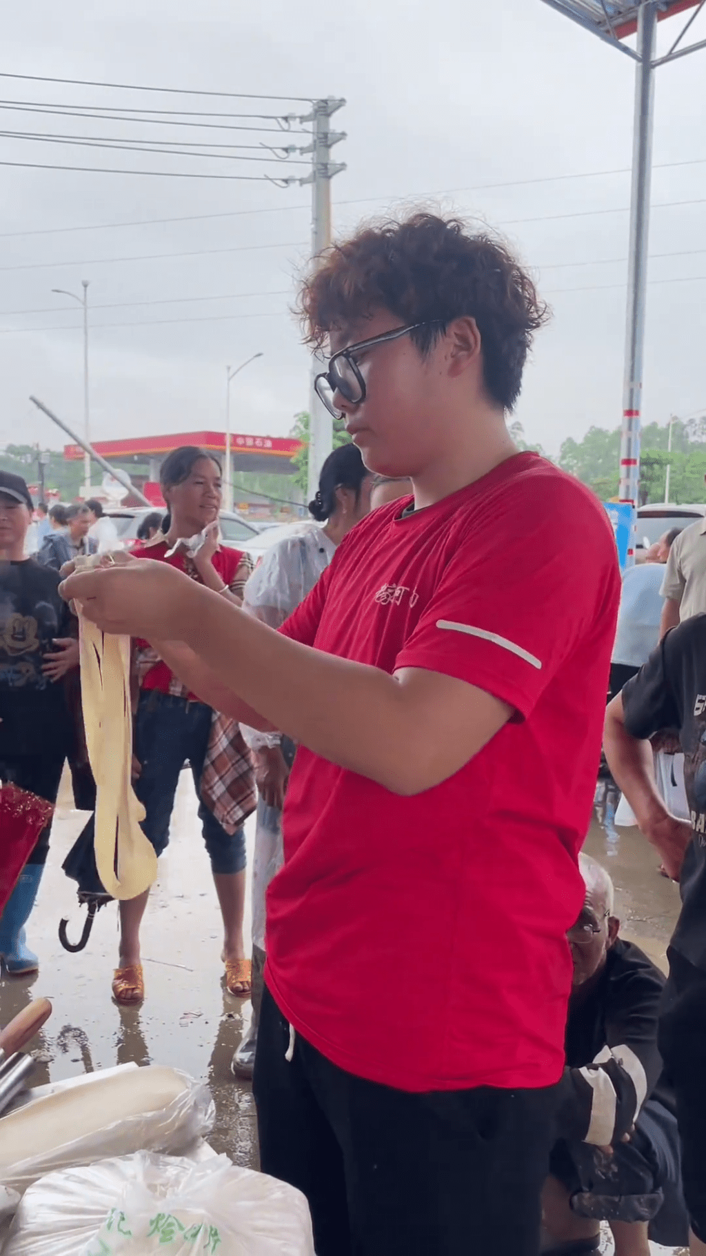 多名義工及村民自發加入幫忙切菜揉麵。 抖音 多名義工及村民自發加入幫忙切菜揉麵。 抖音