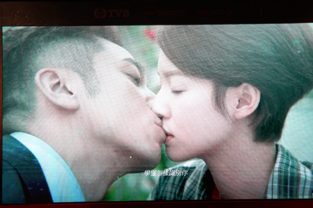 劇中蔡思貝和吳卓羲有接吻戲。