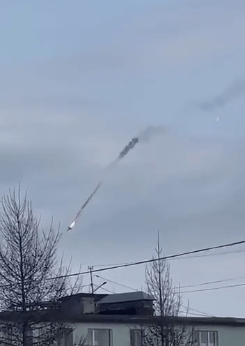 网片显示，俄罗斯米格-31战机空中起火，开始失控垂直堕落。