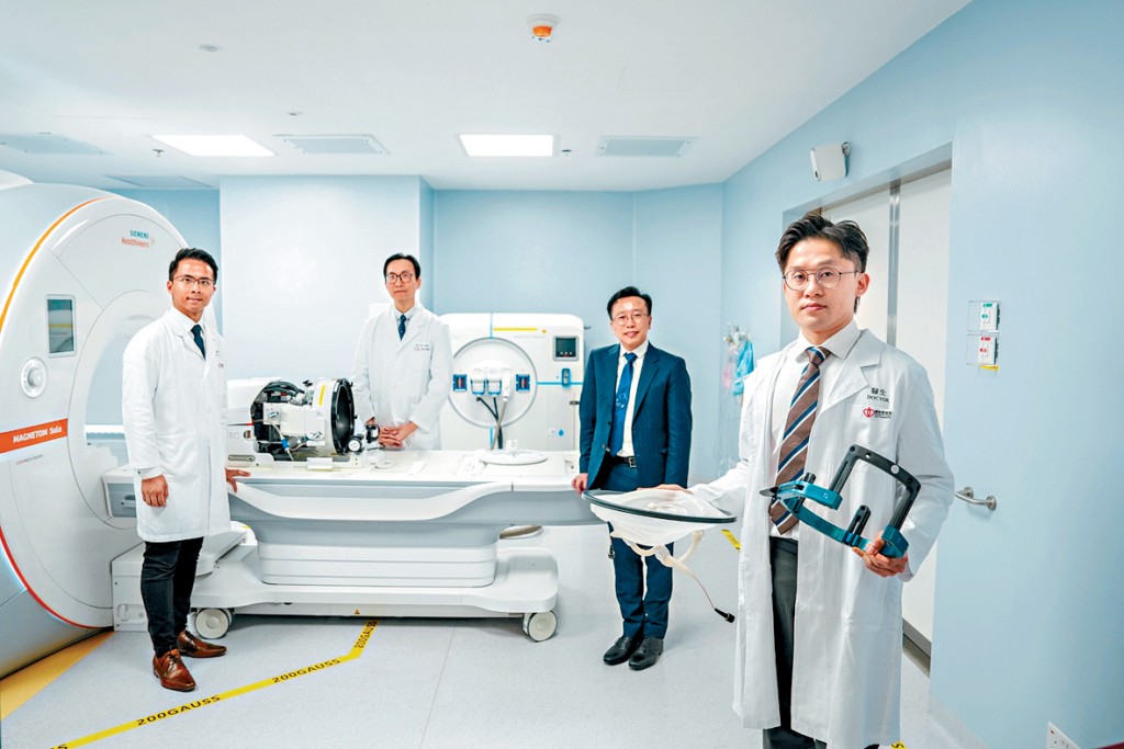 （左起）屯門醫院內科及老人科(腦內科)副顧問醫生張志峯、腦神經外科顧問醫生羅興源、副行政總監鄭振邦、腦神經外科副顧問醫生何文傑介紹全港首宗震顫型柏金遜症「磁波刀」治療。