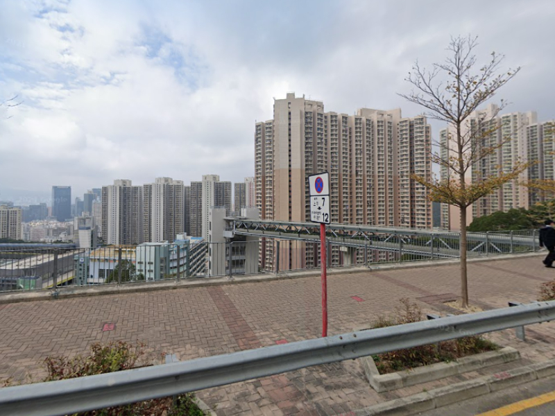 行人天橋連接安秀道和秀茂坪道。Google地圖