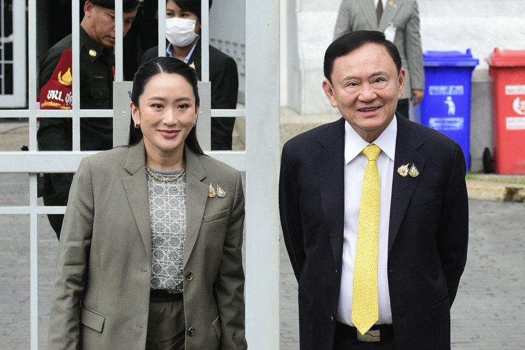 他信日前在女兒佩通坦陪同下到最高法院聽取判決。新華社
