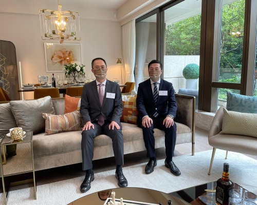 嘉里湯耀宗(左)表示,筆架山緹山以招標形式推售地下連花園單位。旁為盧子豪
