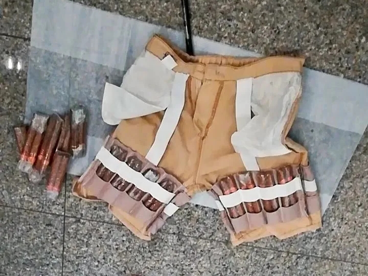 北上「水貨客」福田口岸被截查,褲檔藏48支雪茄。 海關發布 北上「水貨客」福田口岸被截查,褲檔藏48支雪茄。 海關發布