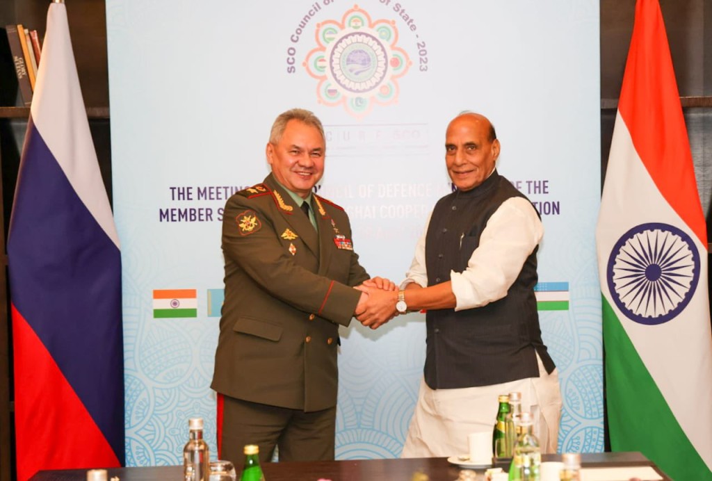俄印國防部長新德里會面，雙方同意加強防務合作。（Rajnath Singh Twitter圖片）