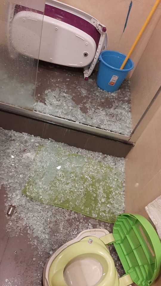 阿雪指家中廁所的玻璃幕門忽然自爆,搞到成地玻璃碎。