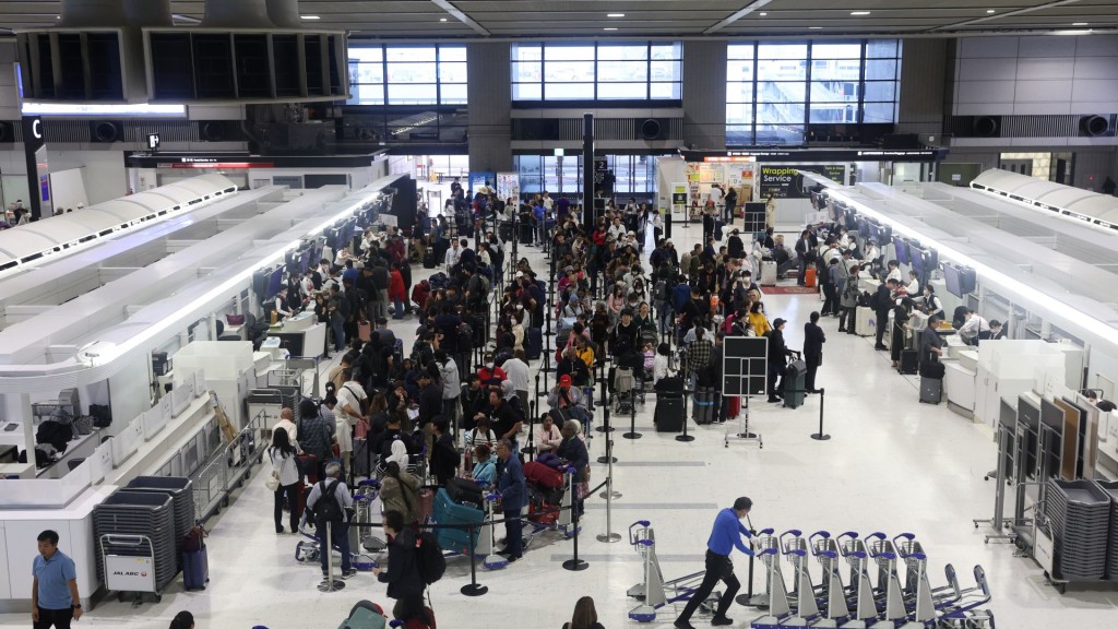 2025日本五一黄金周，成田机场航厦挤满旅客。 路透社
