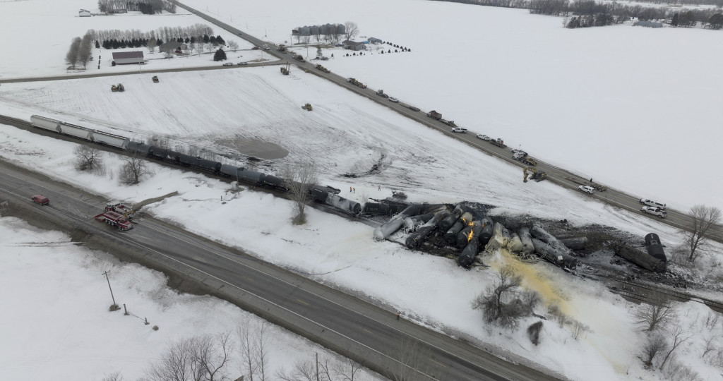 一列载有乙醇和玉米糖浆的火车在明尼苏达州雷蒙德出轨并起火，幸没有人员伤亡。AP