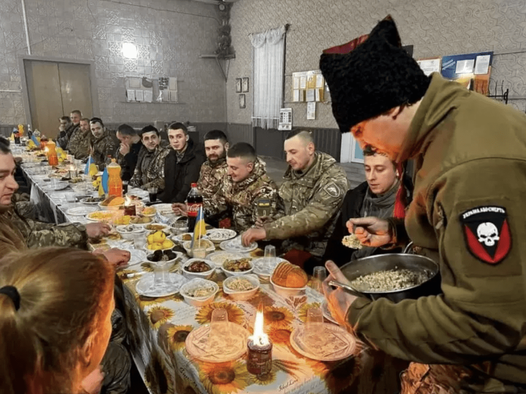 烏克蘭軍方於去年12月25日發布照片，展示官兵在前線享用聖誕節晚餐。 （路透社）