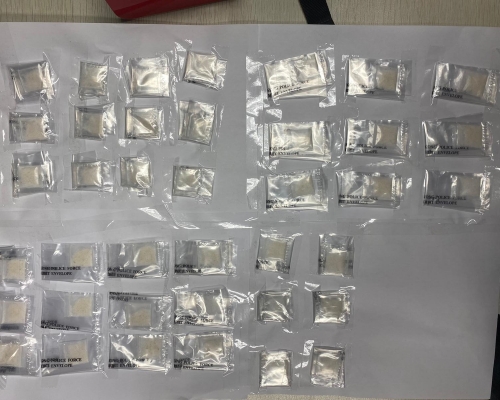 警方檢獲約23克懷疑氯胺酮、約5克懷疑可卡因。
=