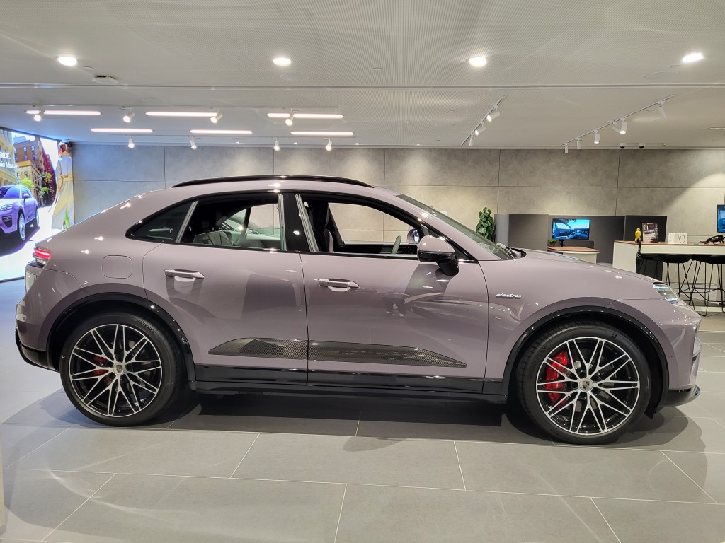 保时捷Porsche全新Macan Turbo尺码为4,784 x 1,938 x 1,622mm。