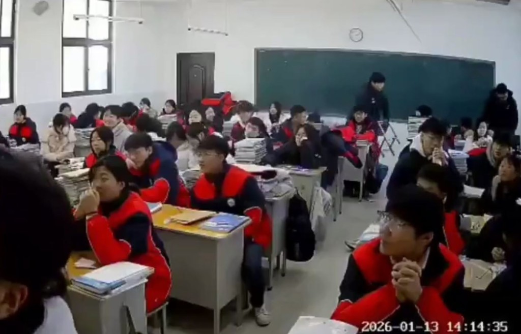 河南有中學生上堂時擸凳狂扑同學後腦。X  