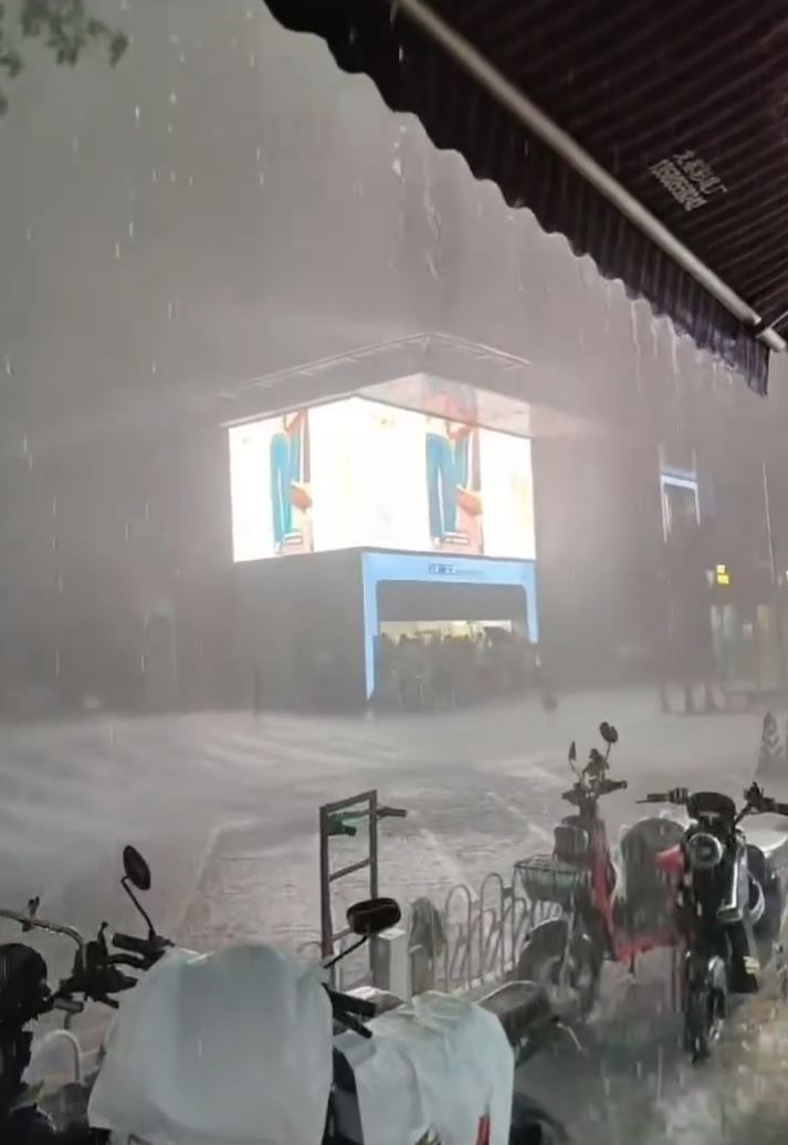 广州花都区29日早上有暴雨及冰雹。微博