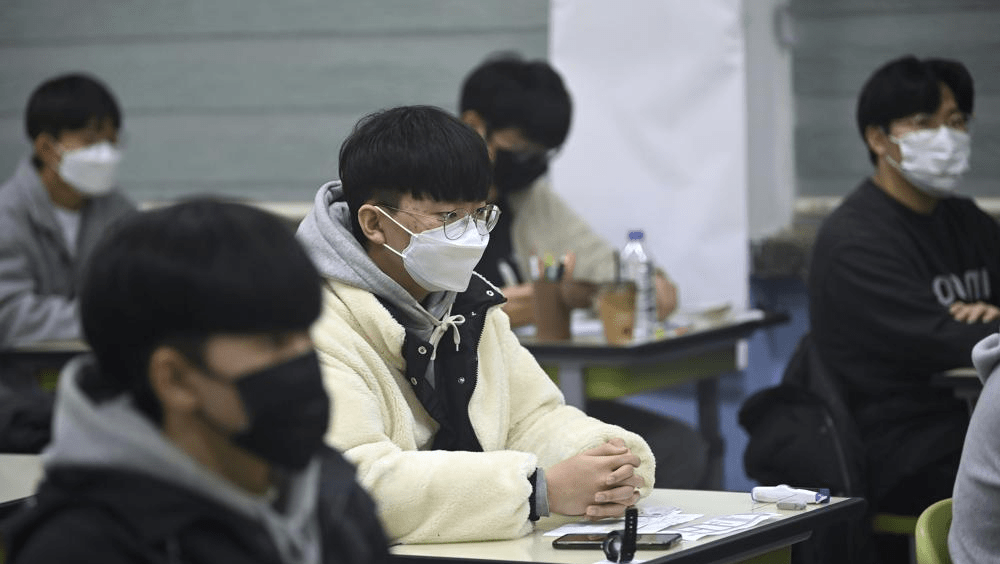 日本與南韓將於近期解除室內口罩令。AP資料圖