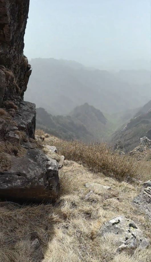 有非法穿越秦嶺的遇難者家屬，控告參與搜索的義務救援隊，引起社會關注。抖音＠餅乾:等等我