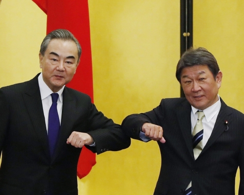 国务委员兼外交部长王毅（左）及日本外相茂木敏充（右）。AP资料图片