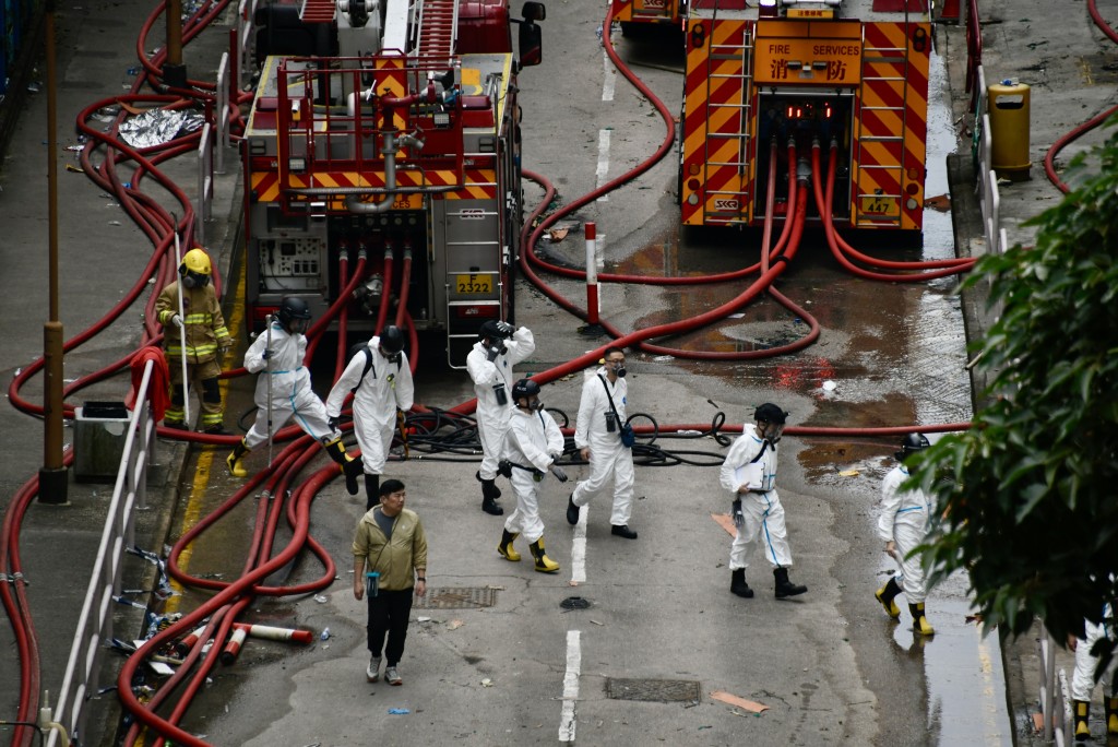 DVIU成員進入災場搜索。 DVIU成員進入災場搜索。