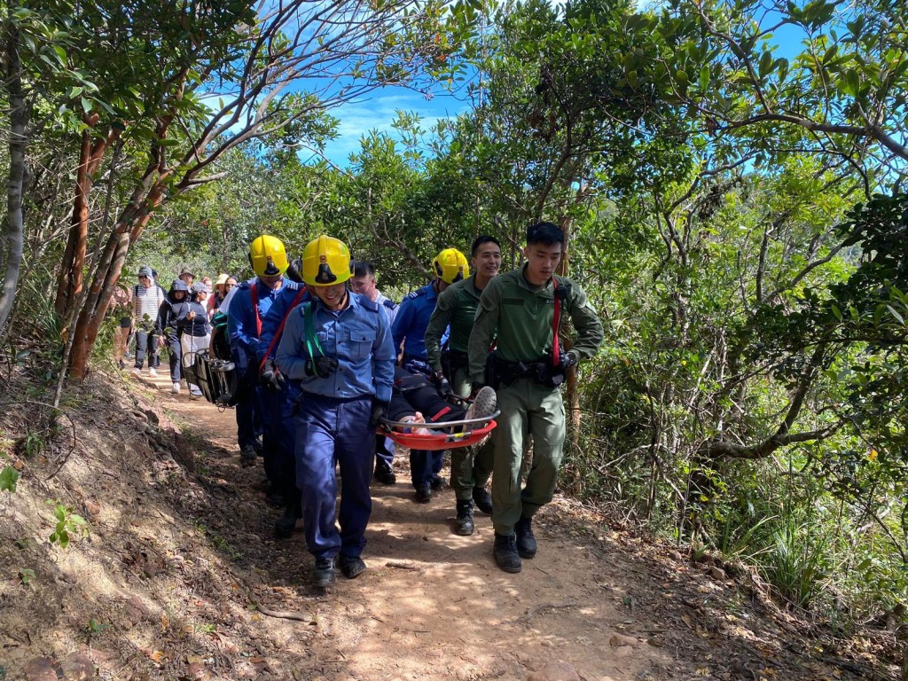 港島總區衝鋒隊與野外巡邏隊今日在山嶺巡邏期間，聯同消防處迅速處理一宗外籍人士不適事件，並成功將事主安全送院。香港警察fb圖片