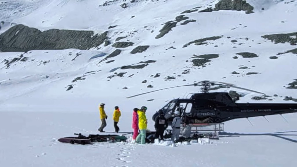 滕丽名一行人搭直升机去滑雪。