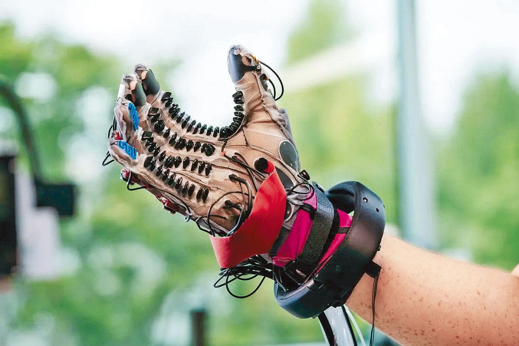 Meta的触觉手套有一排排微型摩打，将触感传到用户的手。