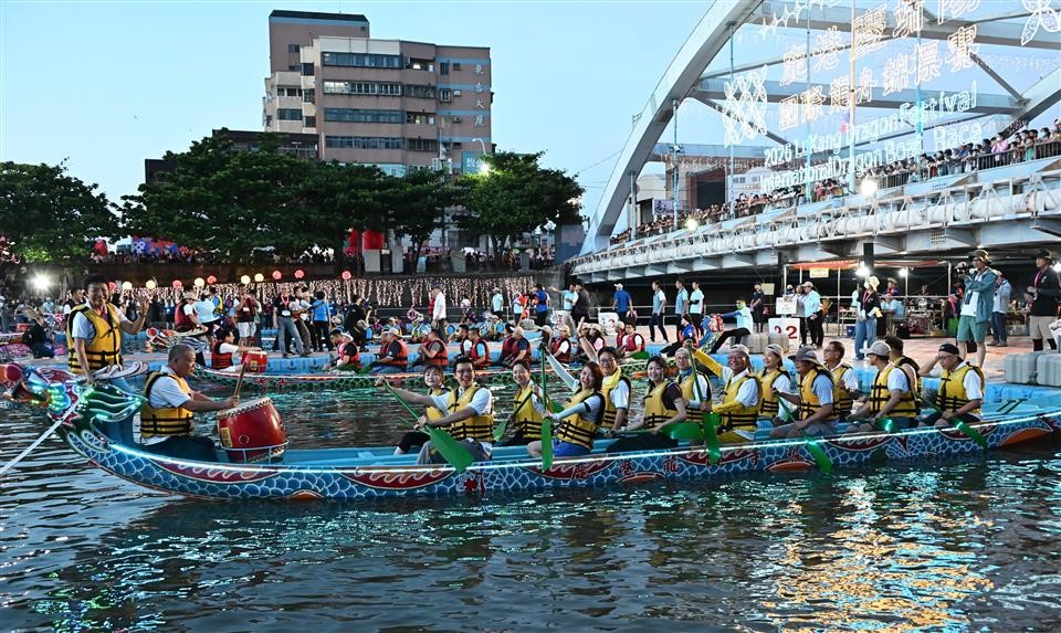 台湾彰化龙舟赛的参赛队伍狂玩谐音改队名，成为网络热门话题。彰化政府官网