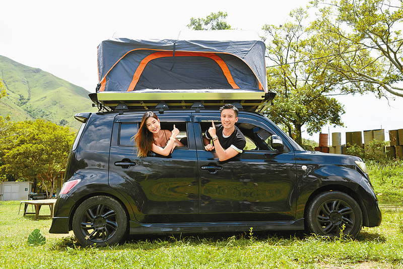 ●打算駕駛這輛改裝露營車到處遊玩前，切記必須先將帳篷收好。