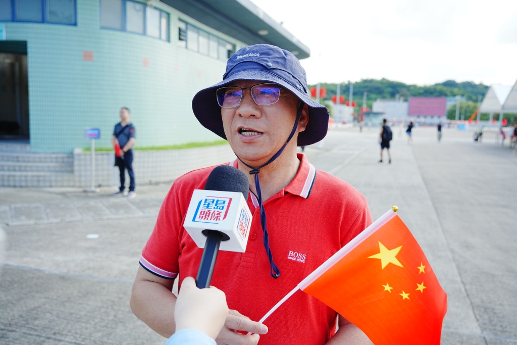 市民陳先生身著一身紅色前來參觀軍艦。