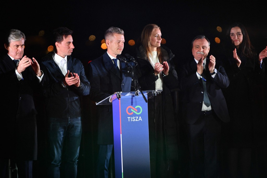 亲欧盟反对派蒂萨党领袖毛焦尔（左三）发表胜利演说。美联社