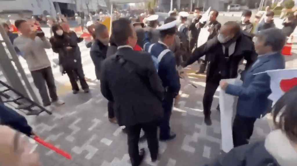 事件在社交平台X引發熱議。