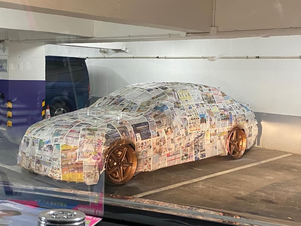 整個車身亦鋪滿報紙，甚為引人注目。「車cam L（香港群組）」FB