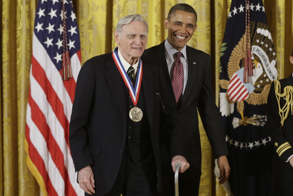 古迪纳夫于2013年，获时任美国奥统奥巴马颂发科学奖章。 路透社