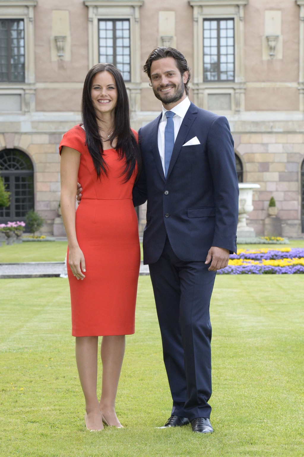 苏菲亚（Sofia Hellqvist）与卡尔菲利普王子2014年官宣订婚新闻图片。 路透社
