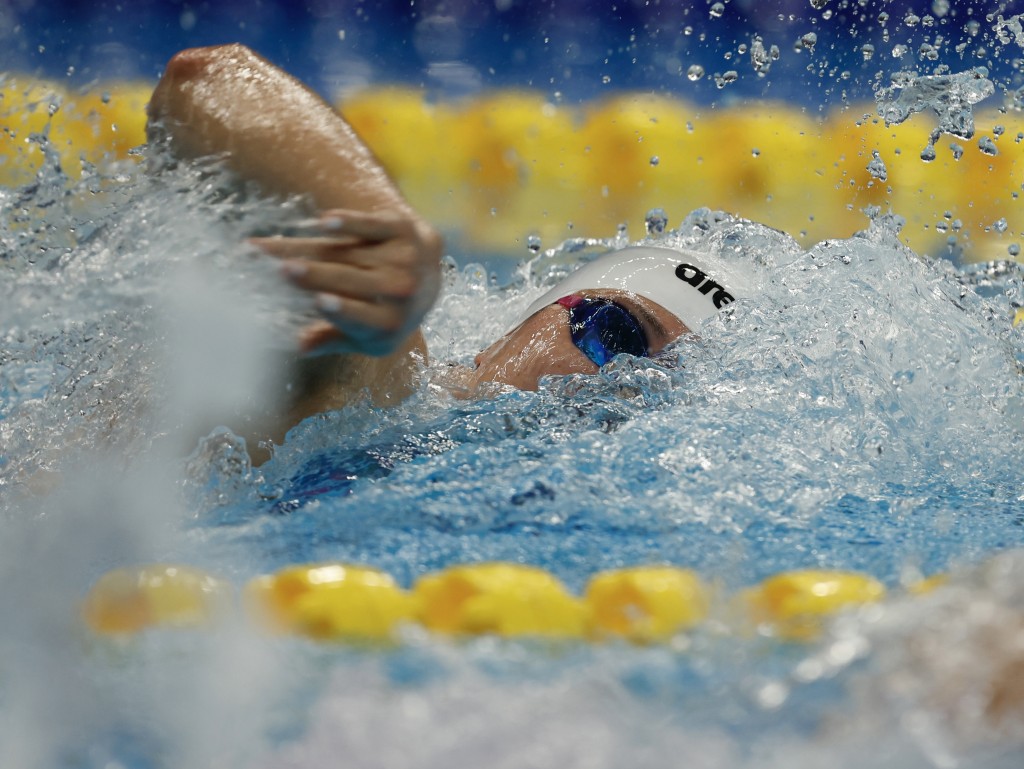 何詩蓓在女子100米自由泳以破亞洲紀錄成績奪冠。