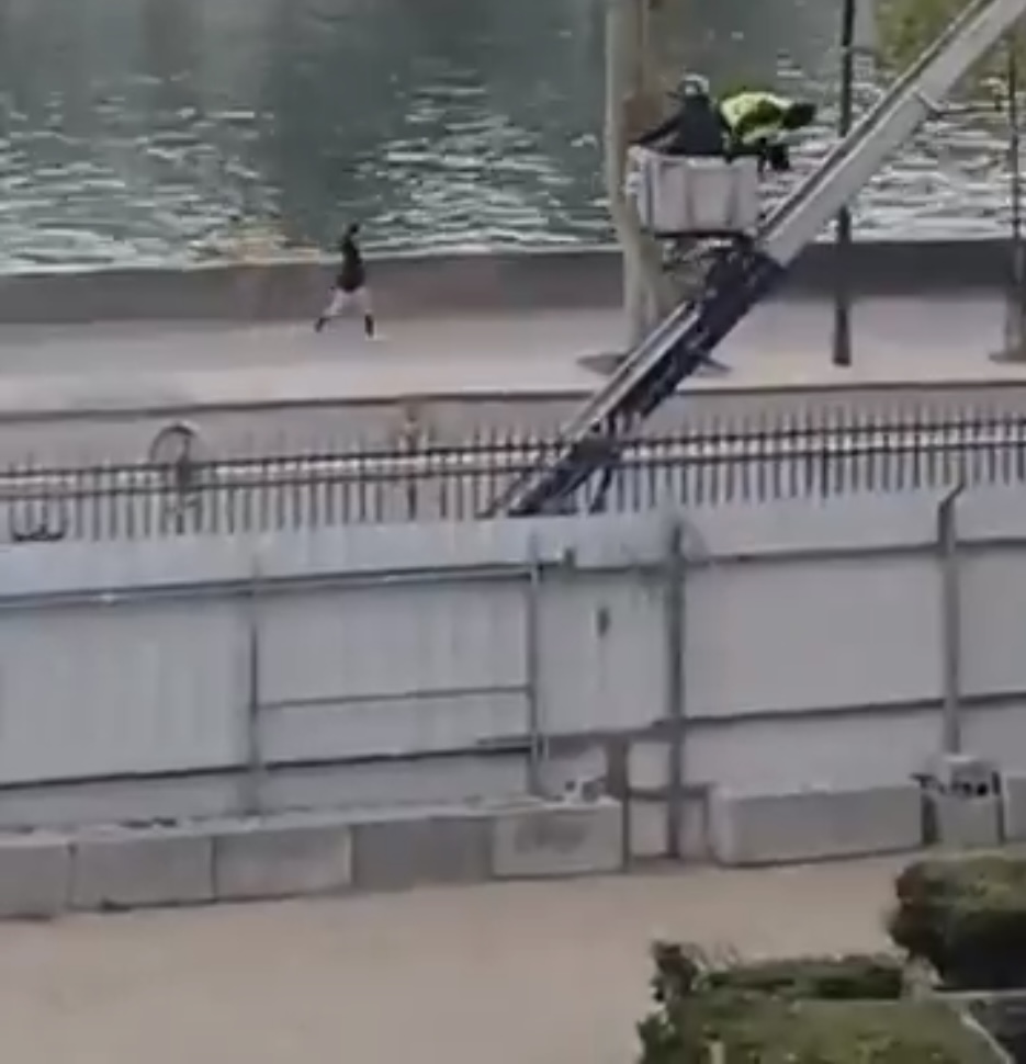 羅浮宮竊賊乘升降機落地時似乎緊張得「兩頭擰」。 X@SpectateursFr 羅浮宮竊賊乘升降機落地時似乎緊張得「兩頭擰」。 X@SpectateursFr