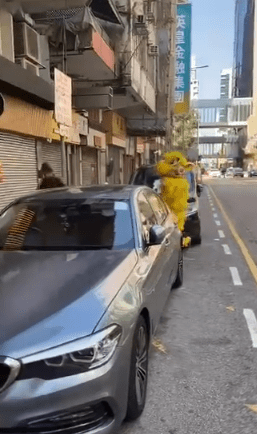有网民拍得大年初二两脚金狮于旺角上海街向店铺「𢭃利是」。网图