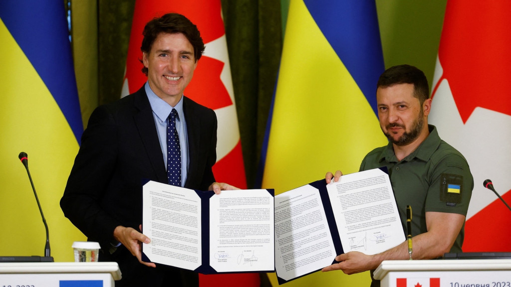 杜鲁多和泽连斯基签署联合声明后向记者展示。 路透社
