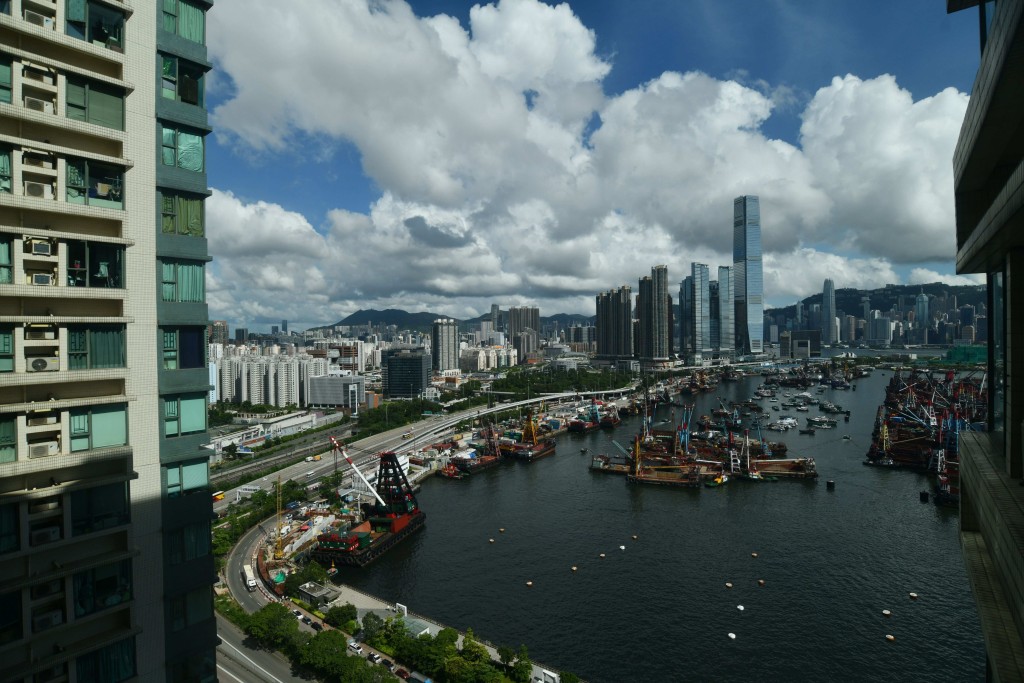 單位設落地大窗,外望開揚新油麻地避風塘海景。
