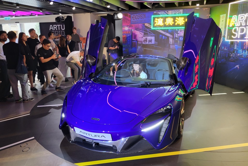 全新McLaren Artura Spider開頂版PHEV混能超跑，賣點是11秒電動摺合開關的硬頂。