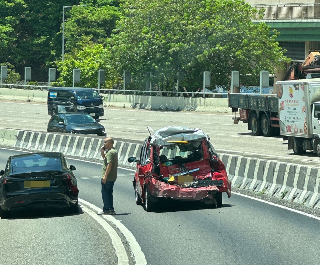 的士車尾嚴重凹陷。FB:馬路的事 (即時交通資訊台) 的士車尾嚴重凹陷。FB:馬路的事 (即時交通資訊台)