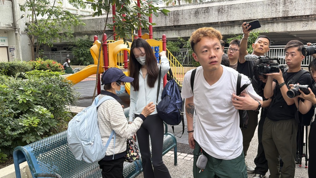 张先生对灾后首次回家显得一脸忐忑。 张先生对灾后首次回家显得一脸忐忑。