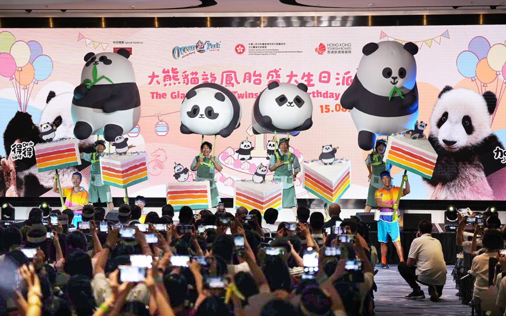 超過300人出席加加得得的生日派對。