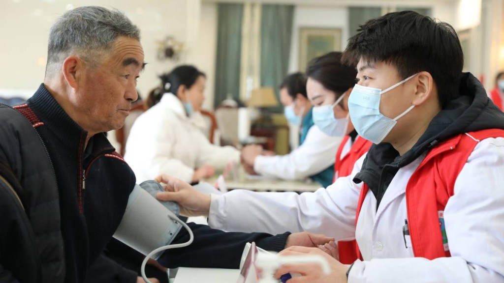 衞健委發文要求大批醫院增開老年醫學科。新華社示意圖