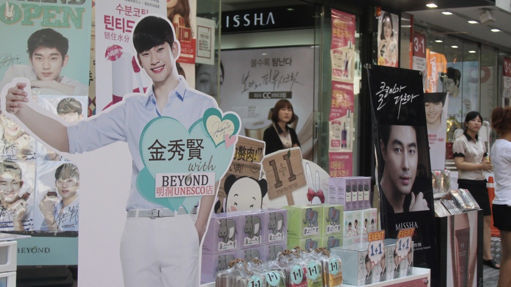 首爾明洞化妝品店以韓流明星招牌吸引中國遊客。新華社