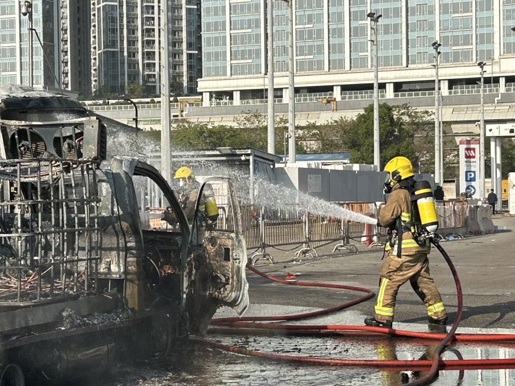 消防開喉灌救,將火救熄。曾志恒攝 消防開喉灌救,將火救熄。曾志恒攝