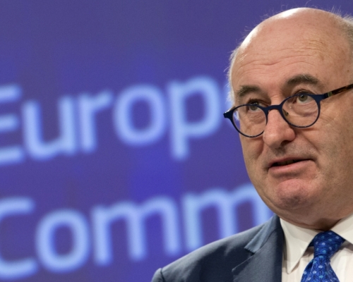 歐盟貿易委員霍根宣布辭職。AP圖片