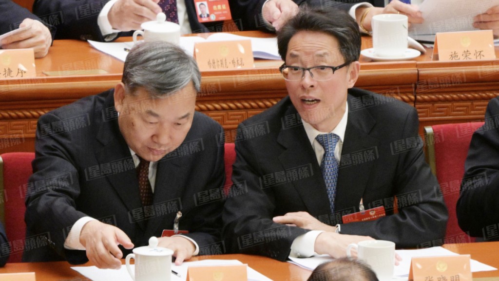 张晓明与旁边的全国政协常委、水利部原副部长陆桂华有互动。（苏正谦摄）
