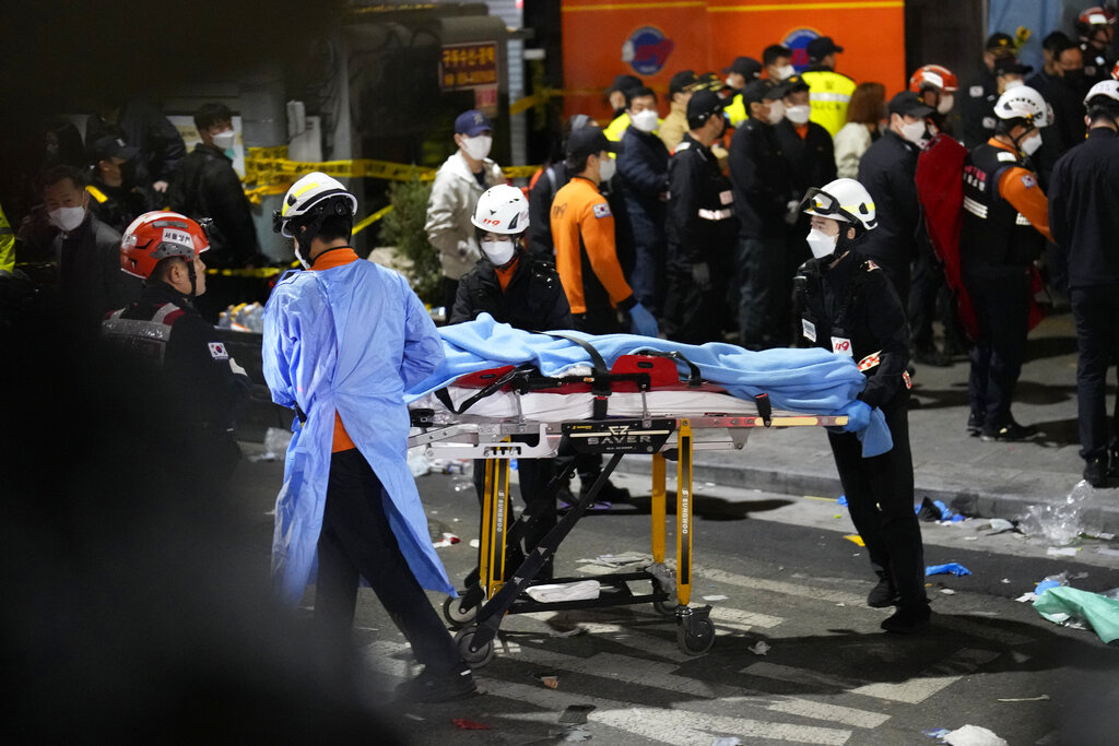 事發後首爾當局派出大批救護車到場。AP圖片
