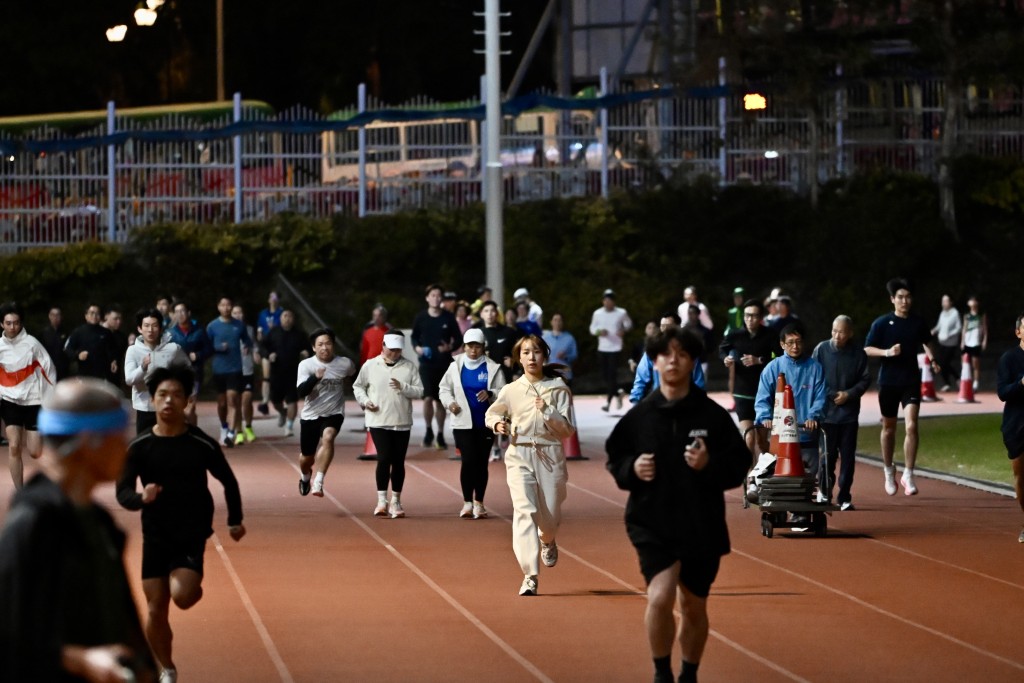《星島頭條》記者到現場觀察,逾百跑手一同練跑。劉駿軒攝 《星島頭條》記者到現場觀察,逾百跑手一同練跑。劉駿軒攝